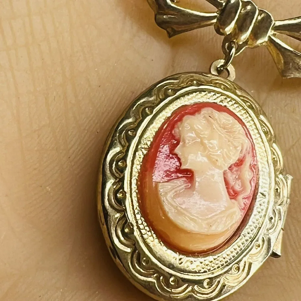 Vintage Cameo Locket Brooch Pin Bow Dangle Lady Cameo Photo Holder Gold T 1094
